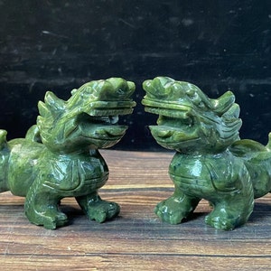 Par de estatuas Feng Shui de jade verde natural Pi Yao/Pi Xiu para la riqueza, para escritorio de oficina, regalos de inauguración de tienda, escultura de animal Qilin de la suerte DD0247