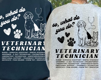 Puede incluir: Dos sudaderas grises con un diseño gráfico negro. El diseño presenta un perro y un gato, corazones, huellas de patas y el texto "so, what do you do?" y "VETERINARY TECHNICIAN". El texto enumera las funciones de un técnico veterinario.