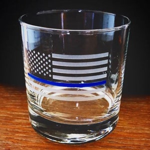 Dünnes Blue Line Whiskyglas – Laser graviertes Rocks Glas Geschenk für Polizei, veteranen & Ersthelfer