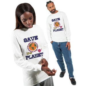 Psalm 24:1 Save the Planet Christian Apparel katoenen zwaargewicht T-shirt met lange mouwen