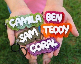 Llavero con nombre espeluznante, llavero de Halloween, etiqueta de Halloween, llavero personalizado, llavero con nombre, etiqueta de mochila, llavero de acrílico, llavero con texto