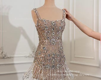 Vestido de novia corto con flecos y cuentas. Minivestido de novia moderno. Vestido de novia a medida. Vestido de novia corto. Minivestido de novia con flecos.