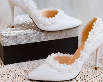 High quality wedding shoes. Decorate the beautiful lace border with lovely flowers. Heel height 7cm and 9cm.