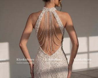 Vestido de noiva curto com decote halter e aplicações de pérolas, vestido de noiva brilhante com costas abertas, mini vestido para recepção, vestido de noiva com corpete de pérolas.