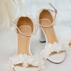 White chiffon bridal shoes. Elegant square heel bridal wedding shoes. 8cm high heel wedding shoes.