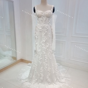 Wedding dress with 3d flower and bead decoration. Gorgeous wedding dress. Mermaid wedding dress. Wedding dress with detachable sleeves.