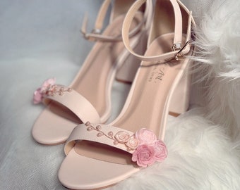White sandal wedding shoes with silk roses and pearls. Luxury party shoes.