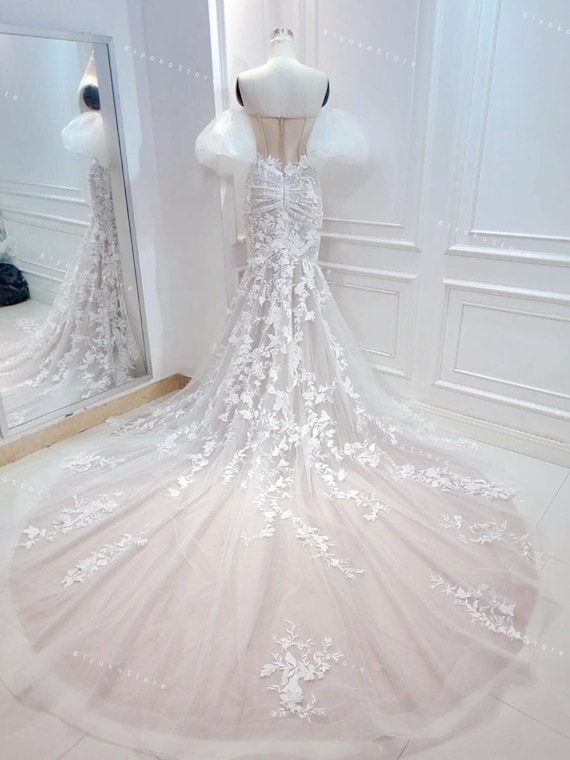 Abito da sposa a Abito da sposa con maniche a sbuffo