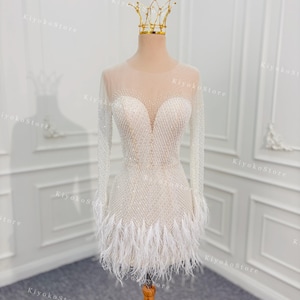 Trouwjurk met handgemaakte kralen en veren. Luxe receptiejurk. Korte trouwjurk. Op maat gemaakte trouwjurken.