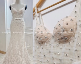 Fishtail Brautkleid verziert mit Federn und Perlen. Brautkleider nach Maß. Luxuriöses Abendkleid.