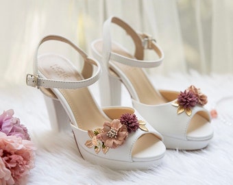 Beautiful flower-embellished wedding shoes. Shoes are 12cm high. High-end party shoes.