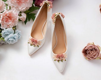 White satin silk wedding shoes with pretty flowers for the bride. Luxury 7cm high heel wedding shoes.