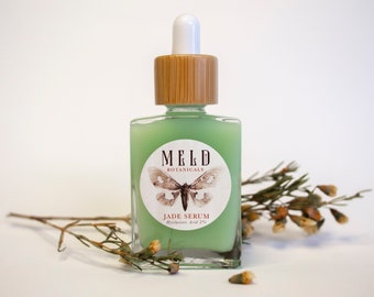 Jadeserum met hyaluronzuur 2%, aloë vera, gotu-kola en wierook. Intensieve hydratatie en huidelasticiteit. Anti-rimpel.