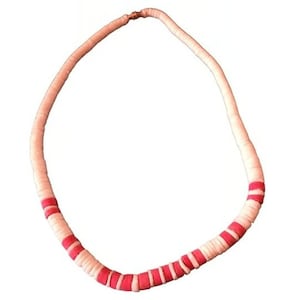 Puede incluir: Un collar de cuentas rosa y rojo hecho de pequeñas cuentas redondas. El collar está enhebrado en un cordón delgado y tiene un cierre simple.