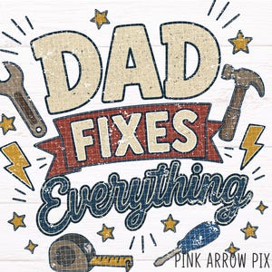 Könnte beinhalten: Ein Grafikdesign mit dem Text DAD FIXES Everything in einer abgenutzten Schriftart. Das Design enthält Illustrationen eines Schraubenschlüssels, eines Hammers, eines Maßbands, eines Schraubendrehers, gelber Sterne und Blitze in Blau, Rot und Beige.