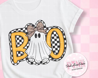 以下が含まれることがあります： ハロウィーンをテーマにしたグラフィックがプリントされた白いTシャツ。「BOO」の文字がオレンジ色で、白と黒のチェック柄の縁取りがされています。中央にはリボンをつけた漫画の幽霊が描かれています。Tシャツはクルーネックの半袖です。