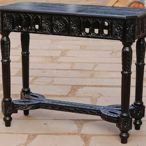 Distressed Farmhouse Console Table: Elevating Entryway Decor with Handcrafted Furniture Charm