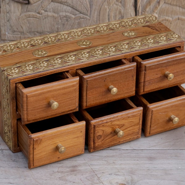Charmant organiseur en bois à six tiroirs avec garnitures en laiton : un accessoire de bureau élégant