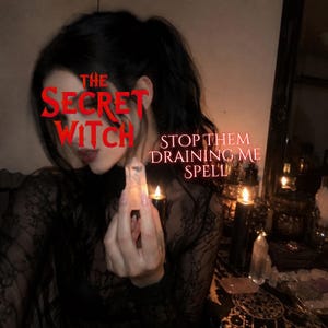 Op de afbeelding: Afbeelding met de rode tekst "The Secret Witch" over een persoon in een zwart kanten top die een heldere kristal vasthoudt. De tekst "Stop Them Draining Me Spell" is ook zichtbaar. Brandende kaarsen en andere kristallen zijn op de achtergrond.