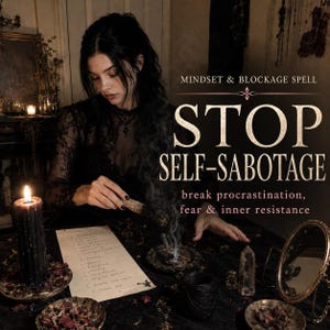 Może przedstawiać: Obraz z tekstem "STOP SELF-SABOTAGE" i "MINDSET & BLOCKAGE SPELL". Kobieta w czarnym topie z koronki trzyma dymiący pęczek. Na stole stoi zapalona świeca i lustro. Tekst mówi również "break procrastination, fear & inner resistance."