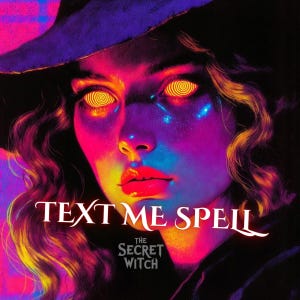 Op de afbeelding: Digitale kunst van een vrouw met een heksenhoed, levendige neonkleuren en spiraalogen. De tekst "TEXT ME SPELL" staat boven "THE SECRET WITCH". Het kunstwerk heeft een mystiek en magisch thema.