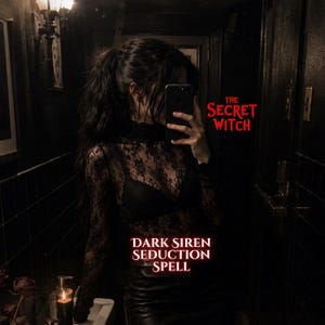 Può includere: Un top a maniche lunghe in pizzo nero con scollo alto indossato sopra un reggiseno nero, abbinato a pantaloni neri. Il testo THE SECRET WITCH e DARK SIREN SEDUCTION SPELL appare in lettere rosse sopra l'immagine del capo di abbigliamento.