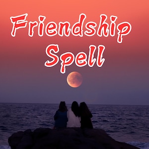 Op de afbeelding: Drie mensen zitten op een rotsachtige uitstulping met uitzicht op de zee bij zonsondergang. De volle maan is zichtbaar in de lucht boven hen. De woorden "Friendship Spell" zijn in rood bovenaan de afbeelding geschreven.