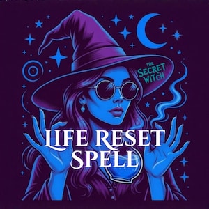 Może przedstawiać: Cyfrowa ilustracja wiedźmy w fioletowym kapeluszu i okularach przeciwsłonecznych, z napisem "LIFE RESET SPELL". Wiedźma otoczona jest gwiazdami i półksiężycem, ze słowami "THE SECRET WITCH" nad jej głową.