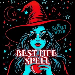 Może przedstawiać: Ilustracja wiedźmy z niebieską skórą, w czerwonym kapeluszu i trzymającej czerwoną kulę. Obraz zawiera tekst "BEST LIFE SPELL" i "THE SECRET WITCH" na czarnym tle z gwiazdami i księżycami.
