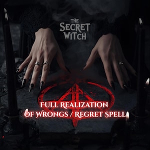 Może przedstawiać: Mroczny obraz z napisem "The Secret Witch". Dwie dłonie z długimi, czarnymi paznokciami unoszą się nad kamienną powierzchnią z czerwonym symbolem i słowami "FULL REALIZATION OF WRONGS / REGRET SPELL".