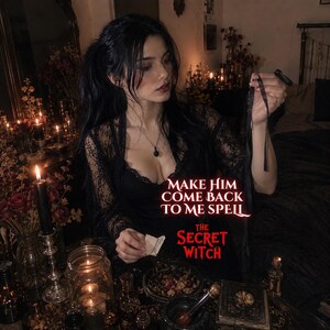 Puede incluir: Un top de encaje negro usado con un collar negro, con el texto "MAKE HIM COME BACK TO ME SPELL" y "THE SECRET WITCH" en letras rojas. La escena incluye velas negras encendidas, frascos de vidrio, flores secas y un mortero.