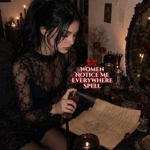 Può includere: Un flacone spray in vetro contenente un liquido, tenuto da una persona che indossa un top nero a maniche lunghe in pizzo. Il testo THE SECRET WITCH WOMEN NOTICE ME EVERYWHERE SPELL è stampato in rosso su una pergamena con un disegno circolare a inchiostro.