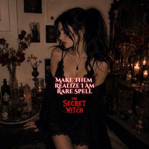 Puede incluir: Un conjunto de camisola y bata negra con ribete de encaje que presenta el texto rojo: MAKE THEM REALIZE I AM RARE SPELL THE SECRET WITCH. La prenda tiene tirantes finos y un delicado borde de encaje a lo largo del escote y el dobladillo.