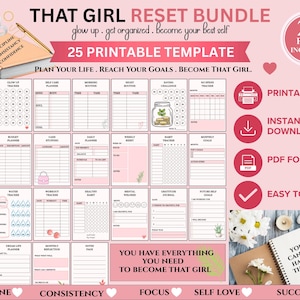 Op de afbeelding: Een roze digitale plannerbundel met 25 afdrukbare sjablonen. Het ontwerp bevat een boek, koffie en bloemaccenten. De tekst luidt "That Girl Reset Bundle" en "Plan je leven. Bereik je doelen. Word die meid."