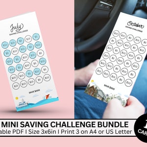 Può includere: Un set di 12 carte di sfida di risparmio mini A6 stampabili. Ogni carta presenta una sfida di risparmio mensile con un obiettivo di 300 €. Le carte sono progettate con un tema estivo e invernale. La carta di luglio presenta una barca blu e bianca su un oceano blu con nuvole bianche. La carta di ottobre presenta un cottage nel bosco con una montagna innevata sullo sfondo.