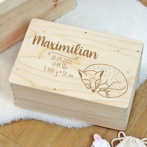 Pode incluir: Uma caixa de madeira para lembranças com um design de raposa e a inscrição "Maximilian 01.09.2022 13:44 Uhr 3.300 g * 52 cm"