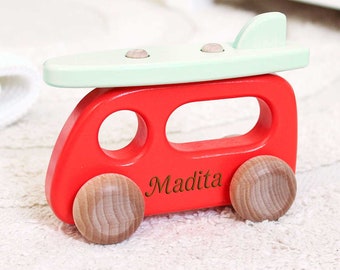 Babygeschenk Geburt, Spielzeugauto Surf-Camper rot personalisierbar mit Name, Geschenk Junge Mädchen, Spielzeug Kleinkind, Bajo