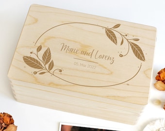 Erinnerungskiste Geschenk zur Hochzeit, personalisierbare Erinnerungsbox Blätterkranz aus Holz, Andenken Hochzeit, Geschenkkiste Hochzeit