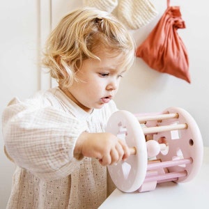 Spielzeug Mädchen, Sortierspiel Rad rosa personalisierbar, Holzspielzeug Baby, Geschenk Geburt Mädchen, Motorikspielzeug Label Label Bild 5