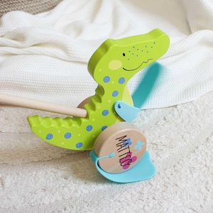 Giocattolo in legno personalizzato a forma di coccodrillo, regalo per il primo compleanno del bambino, per imparare a camminare