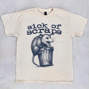 Chemise vintage de style Y2k Opossum Sick Of Scraps, T-shirt punk esthétique, chemise meme Possum drôle vintage, chemise Trash Panda, chemise Unhinged Meme