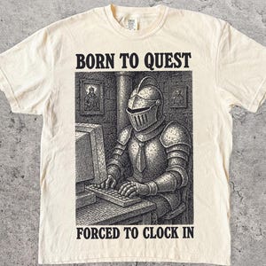 Camiseta Born To Quest Forced To Clock In Comfort Colors®, divertida camiseta con meme de caballero medieval, camiseta gráfica de fantasía vintage, camiseta para amantes de los libros