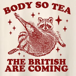 Body So Tea The British Are Coming - Camiseta de estilo vintage, camiseta retro de dibujos animados, camiseta rara, camiseta de meme, camiseta de Trash Panda