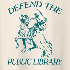 Op de afbeelding: Een tealblauw grafisch ontwerp van een ridder te paard met een zwaard en schild met de tekst "DEFEND THE PUBLIC LIBRARY" op een witte achtergrond.