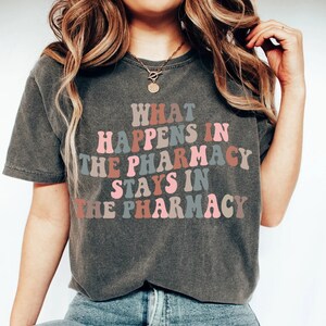 ¡Camisa divertida de farmacia! Lo que sucede en la farmacia se queda en la camisa de farmacia, camisa de técnico farmacéutico, regalo de graduación para farmacéutico