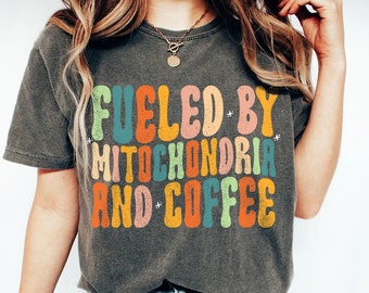 Grappige biologie leraar wetenschap gevoed door mitochondriën en koffie shirt, biologie wetenschap cadeau koffie en wetenschap koffie minnaar Tee shirt