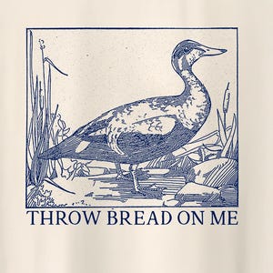 Puede incluir: Un dibujo de línea azul de un pato en un estanque con juncos. El texto "THROW BREAD ON ME" está debajo de la imagen.