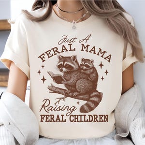 野生児を育てる野生ママのTシャツ、おもしろいアライグマママのTシャツ、母親や保護者へのかわいい動物子育てギフトTシャツ
