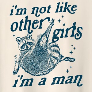 「他の女の子とは違う、男だ」Tシャツ、ゴミパンダTシャツ、アライグマTシャツ、変なTシャツ、おバカなアライグマTシャツ、アンヒンジドミームTシャツ
