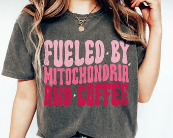 Grappige biologie leraar wetenschap gevoed door mitochondriën en koffie shirt, biologie wetenschap cadeau koffie en wetenschap koffie minnaar Tee shirt
